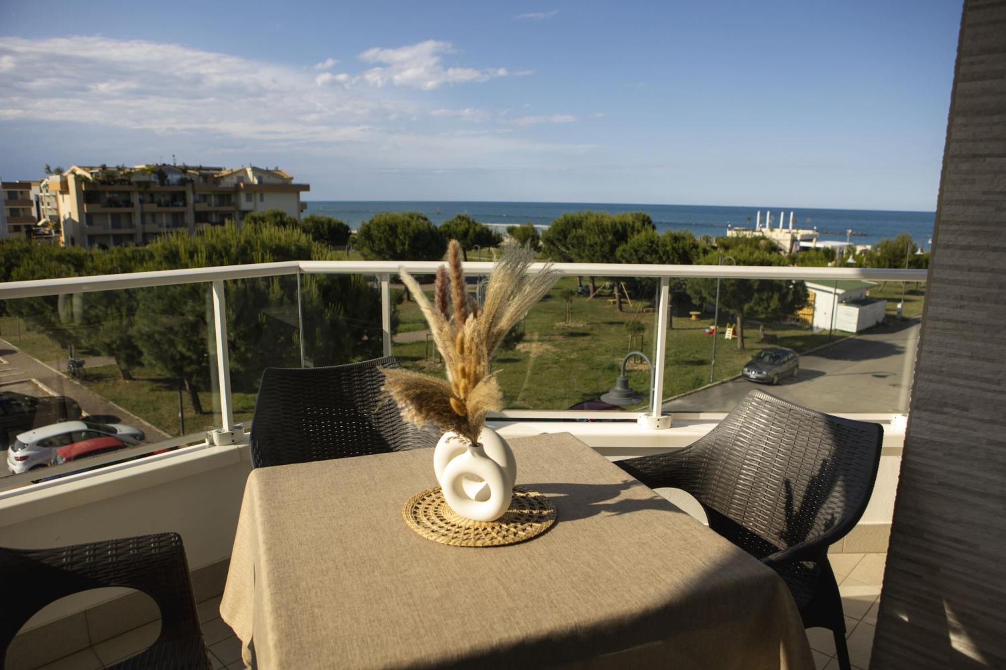 Residenze Roscioli Aparthotel Roseto Degli Abruzzi Exterior foto